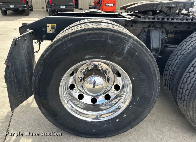 image for item LR9294 2016 Peterbilt  579 semi truck