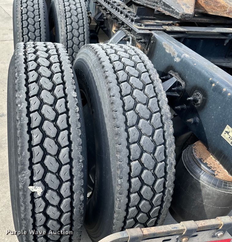 image for item LR9294 2016 Peterbilt  579 semi truck