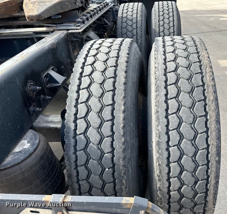 image for item LR9294 2016 Peterbilt  579 semi truck