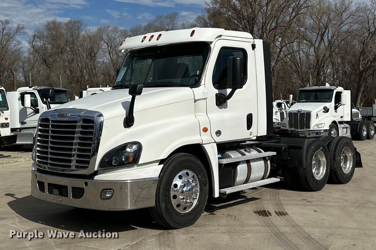 image for item LR9296 2016 Freightliner Cascadia 125 semi truck