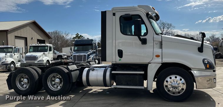 image for item LR9296 2016 Freightliner Cascadia 125 semi truck