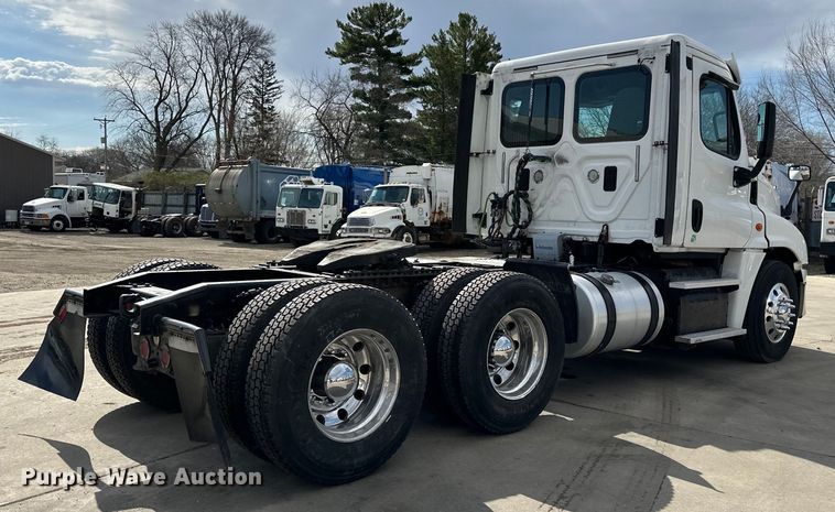 image for item LR9296 2016 Freightliner Cascadia 125 semi truck