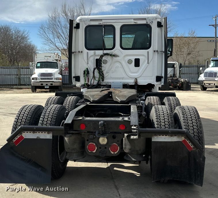 image for item LR9296 2016 Freightliner Cascadia 125 semi truck