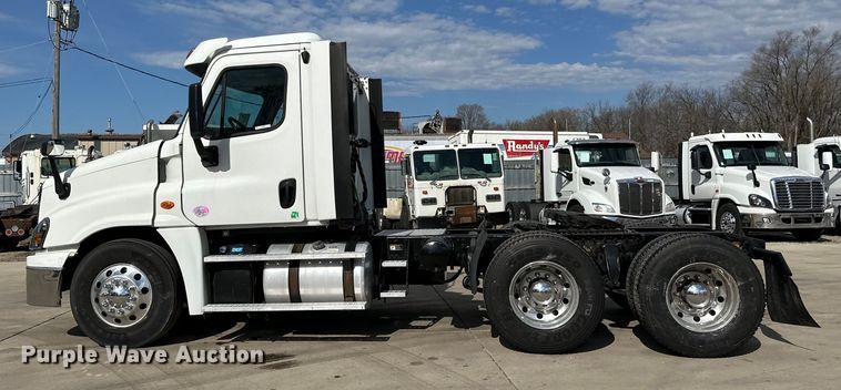 image for item LR9296 2016 Freightliner Cascadia 125 semi truck