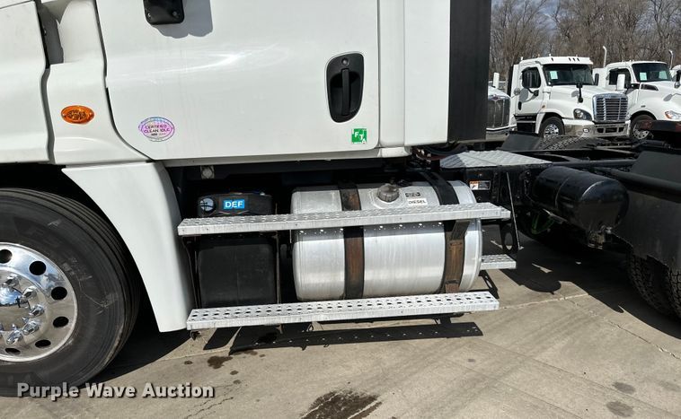 image for item LR9296 2016 Freightliner Cascadia 125 semi truck