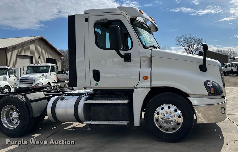 image for item LR9296 2016 Freightliner Cascadia 125 semi truck