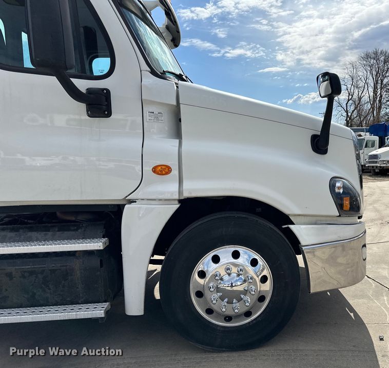 image for item LR9296 2016 Freightliner Cascadia 125 semi truck