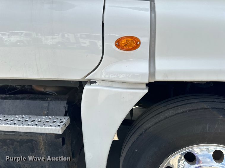 image for item LR9296 2016 Freightliner Cascadia 125 semi truck