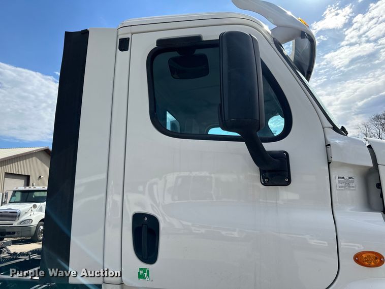 image for item LR9296 2016 Freightliner Cascadia 125 semi truck