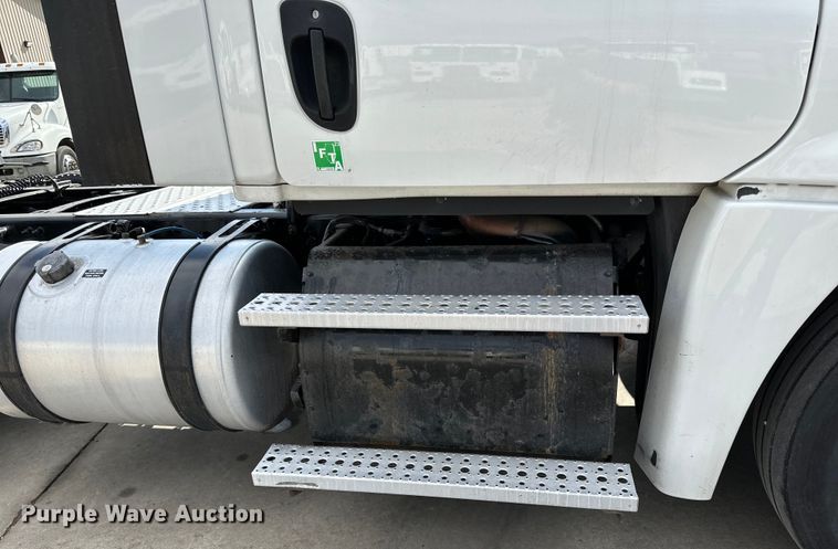 image for item LR9296 2016 Freightliner Cascadia 125 semi truck