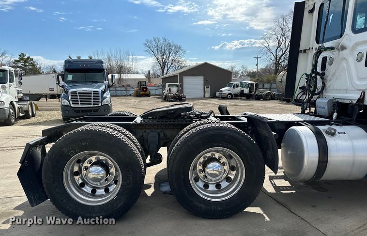 image for item LR9296 2016 Freightliner Cascadia 125 semi truck