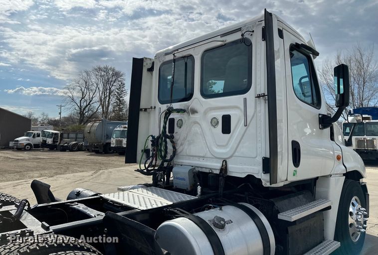 image for item LR9296 2016 Freightliner Cascadia 125 semi truck