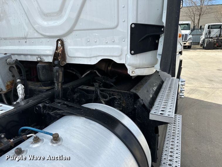 image for item LR9296 2016 Freightliner Cascadia 125 semi truck