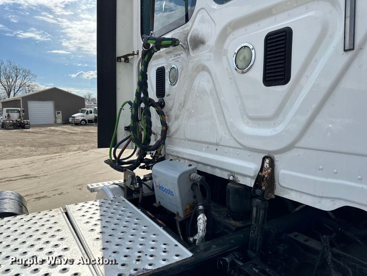 image for item LR9296 2016 Freightliner Cascadia 125 semi truck