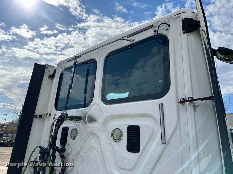 image for item LR9296 2016 Freightliner Cascadia 125 semi truck