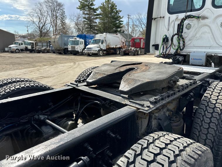 image for item LR9296 2016 Freightliner Cascadia 125 semi truck