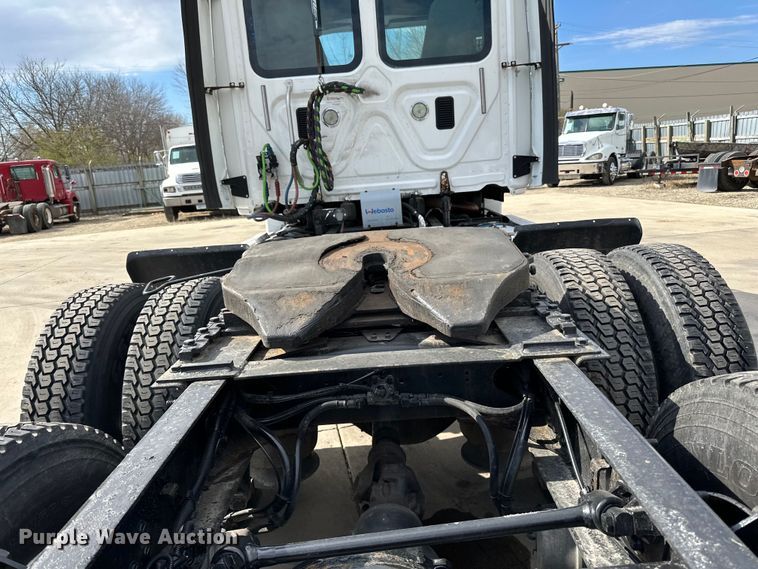 image for item LR9296 2016 Freightliner Cascadia 125 semi truck