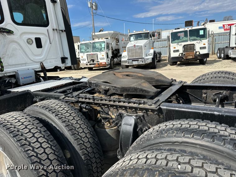 image for item LR9296 2016 Freightliner Cascadia 125 semi truck