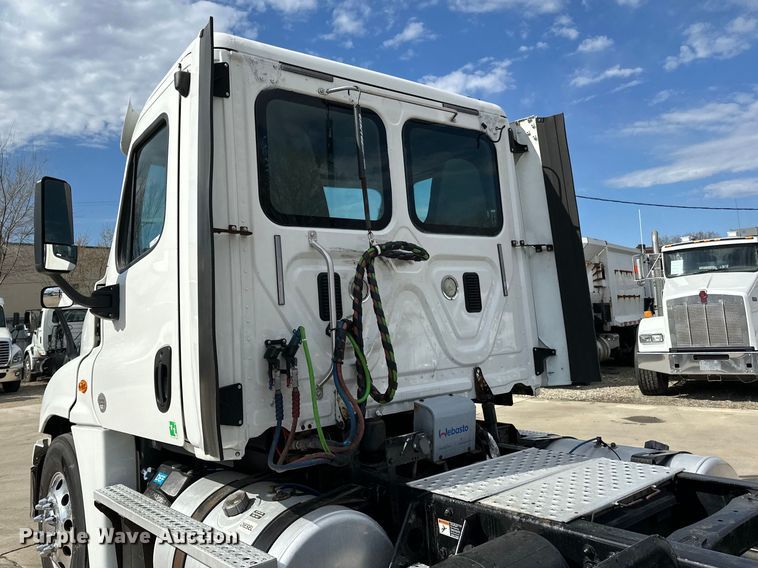 image for item LR9296 2016 Freightliner Cascadia 125 semi truck