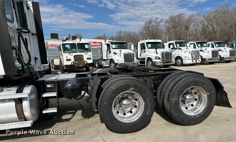 image for item LR9296 2016 Freightliner Cascadia 125 semi truck