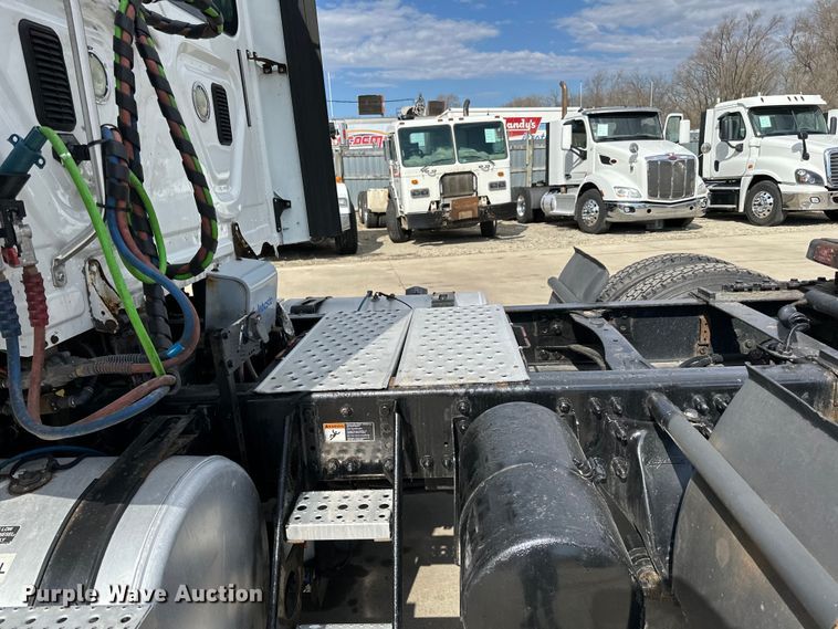 image for item LR9296 2016 Freightliner Cascadia 125 semi truck