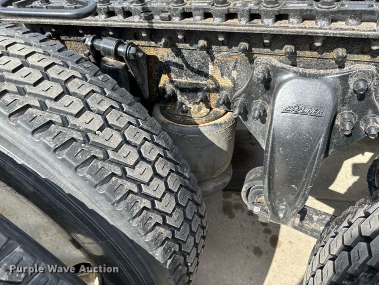 image for item LR9296 2016 Freightliner Cascadia 125 semi truck