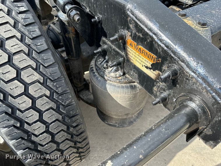 image for item LR9296 2016 Freightliner Cascadia 125 semi truck