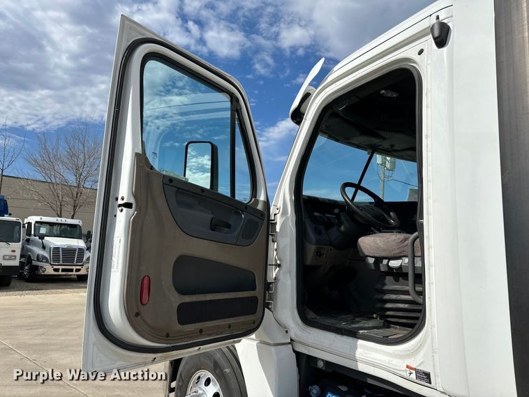 image for item LR9296 2016 Freightliner Cascadia 125 semi truck