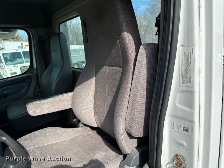 image for item LR9296 2016 Freightliner Cascadia 125 semi truck