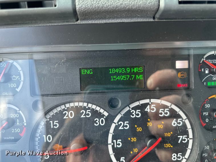 image for item LR9296 2016 Freightliner Cascadia 125 semi truck