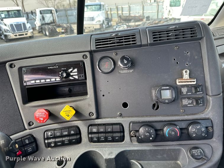 image for item LR9296 2016 Freightliner Cascadia 125 semi truck