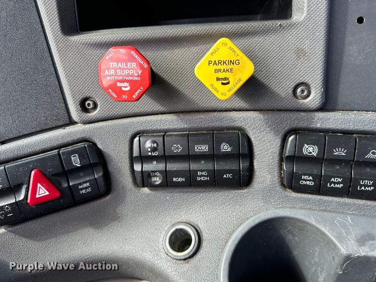 image for item LR9296 2016 Freightliner Cascadia 125 semi truck