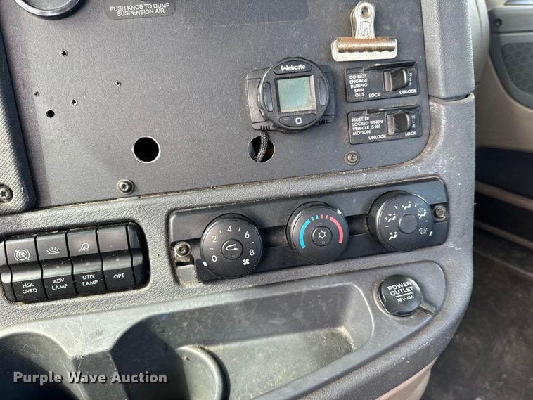 image for item LR9296 2016 Freightliner Cascadia 125 semi truck