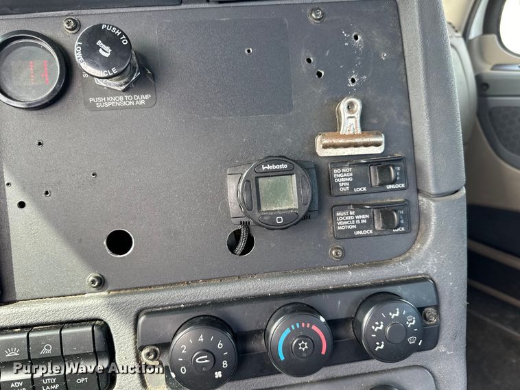 image for item LR9296 2016 Freightliner Cascadia 125 semi truck