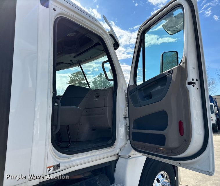 image for item LR9296 2016 Freightliner Cascadia 125 semi truck