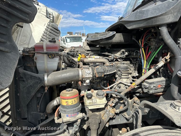 image for item LR9296 2016 Freightliner Cascadia 125 semi truck