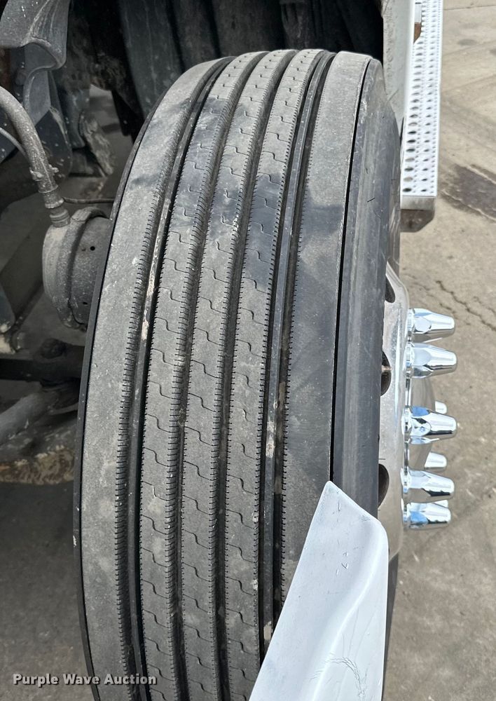 image for item LR9296 2016 Freightliner Cascadia 125 semi truck