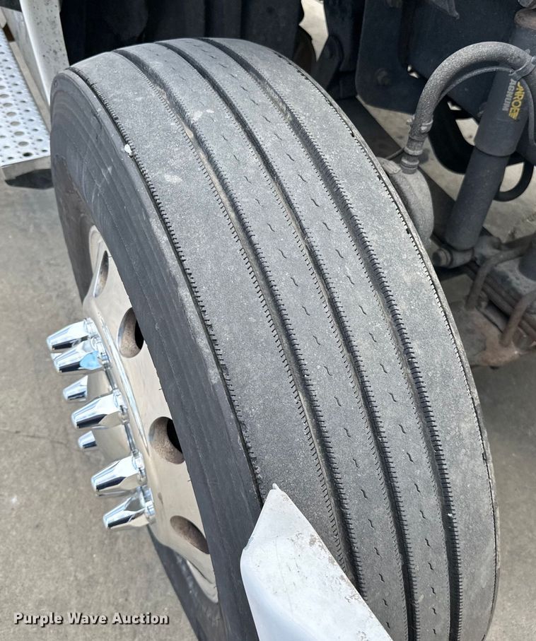 image for item LR9296 2016 Freightliner Cascadia 125 semi truck