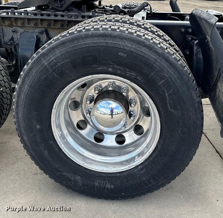 image for item LR9296 2016 Freightliner Cascadia 125 semi truck