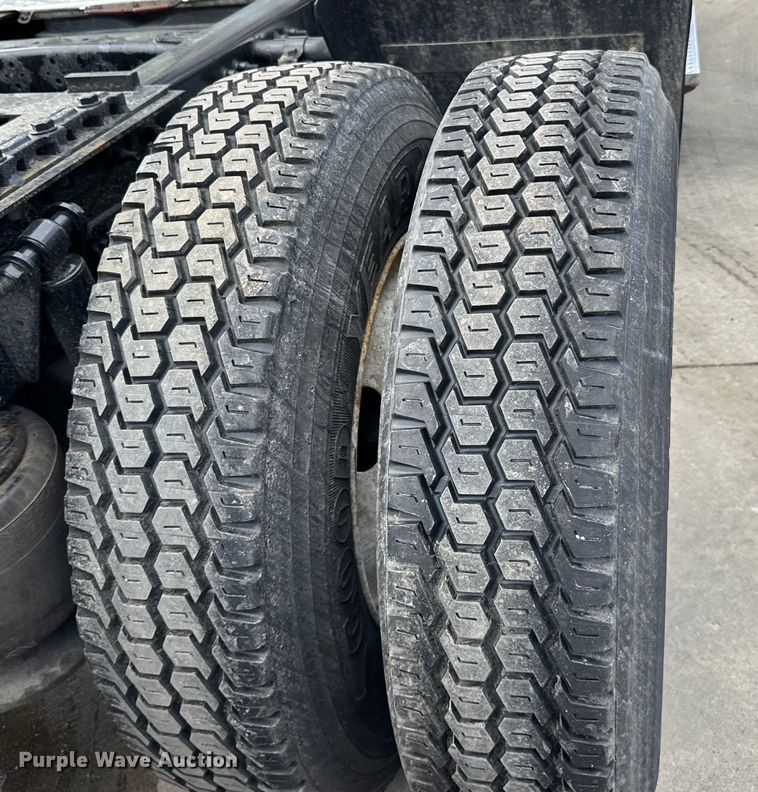 image for item LR9296 2016 Freightliner Cascadia 125 semi truck