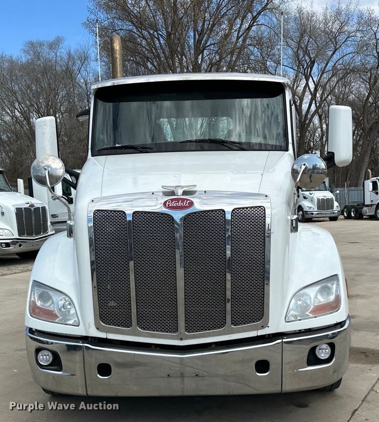 image for item LR9297 2016 Peterbilt  579 semi truck