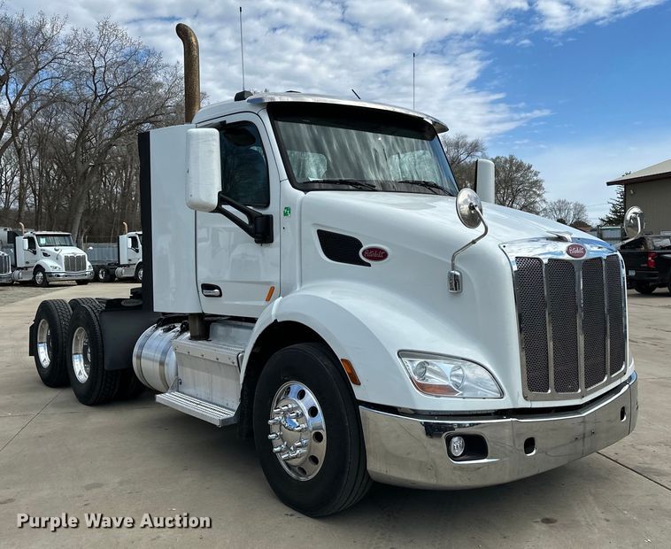 image for item LR9297 2016 Peterbilt  579 semi truck