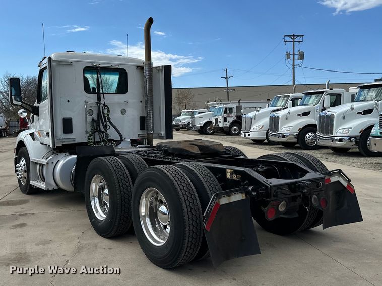 image for item LR9297 2016 Peterbilt  579 semi truck