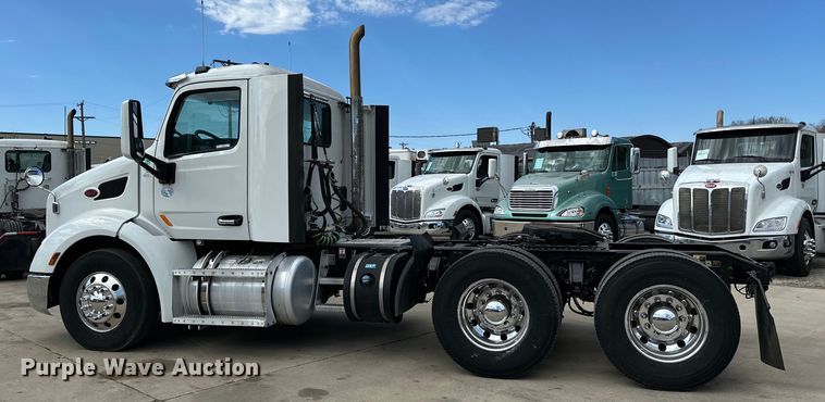 image for item LR9297 2016 Peterbilt  579 semi truck