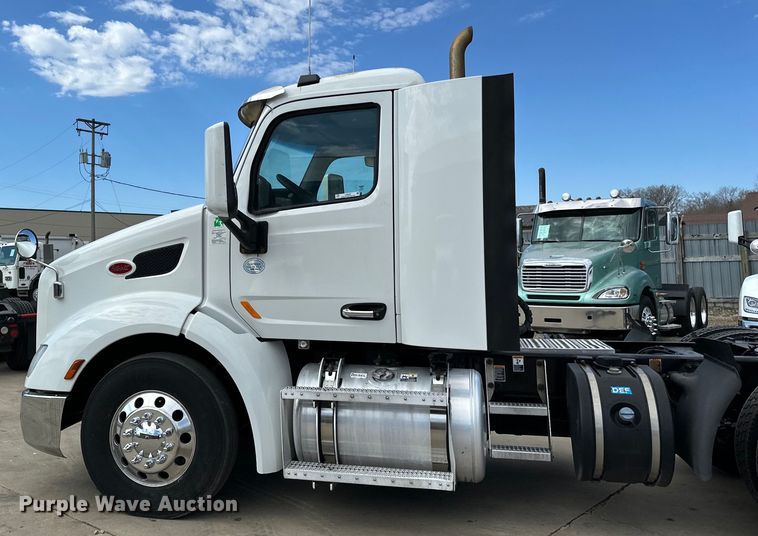 image for item LR9297 2016 Peterbilt  579 semi truck