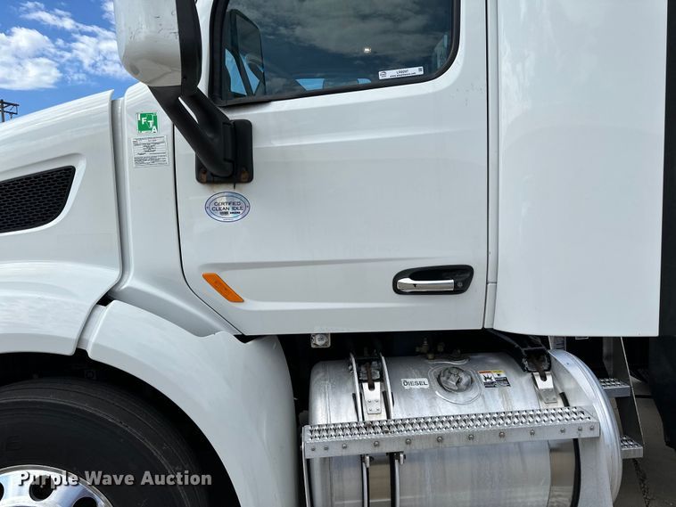 image for item LR9297 2016 Peterbilt  579 semi truck