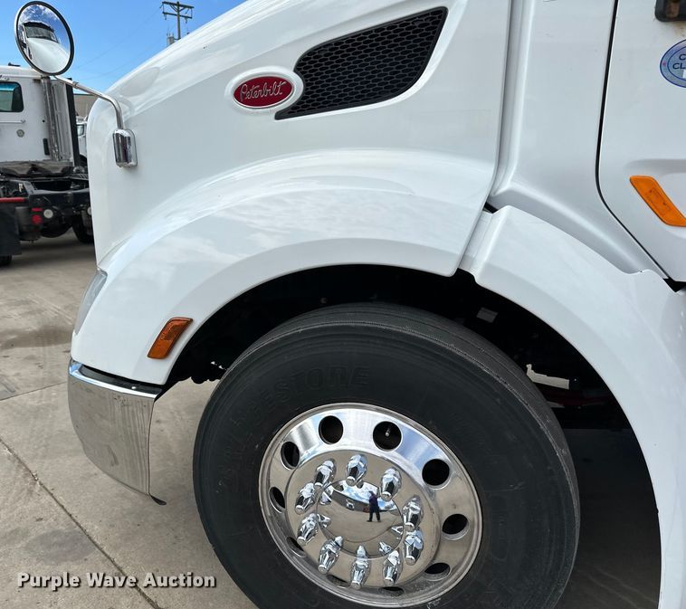 image for item LR9297 2016 Peterbilt  579 semi truck