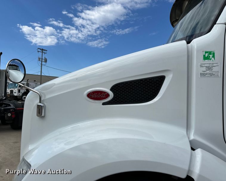 image for item LR9297 2016 Peterbilt  579 semi truck