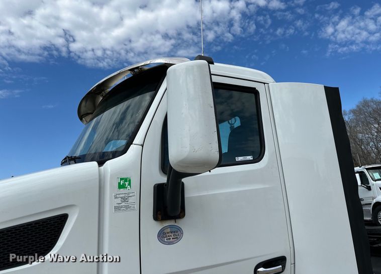 image for item LR9297 2016 Peterbilt  579 semi truck