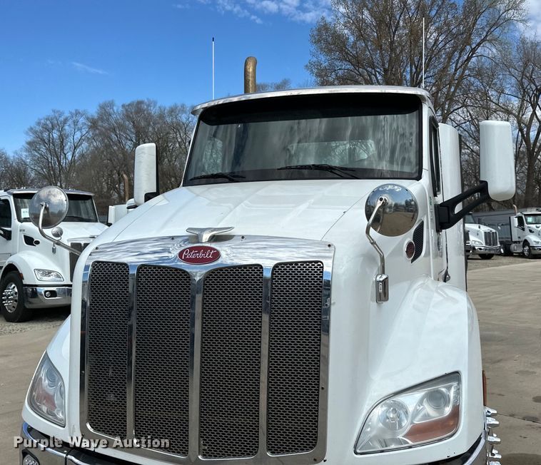 image for item LR9297 2016 Peterbilt  579 semi truck